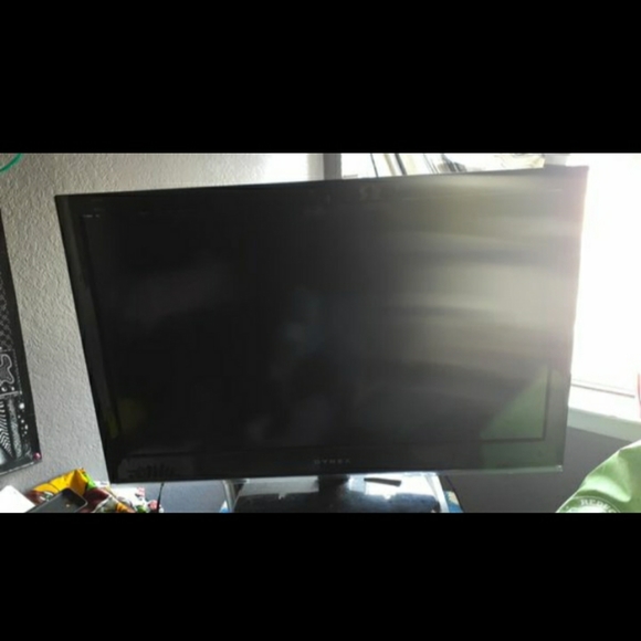 39 inch DYNEX tv - Picture 2 of 3